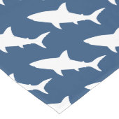 モダンなホオジロザメのシルエット及び青 ロングテーブルランナー (コーナー)