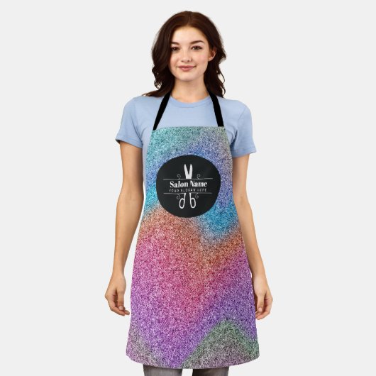 モダンなホログラムグリッターの美容師ロゴ エプロン (着用した状態)