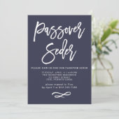 モダンなミッドナイトブルーとホワイトのペサハのセデルカード 招待状 (スタンド正面)