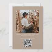 モダンなミニマリストのくすみタウペ 結婚式。ニュートラルな写真とQRコード 招待状 (裏面)