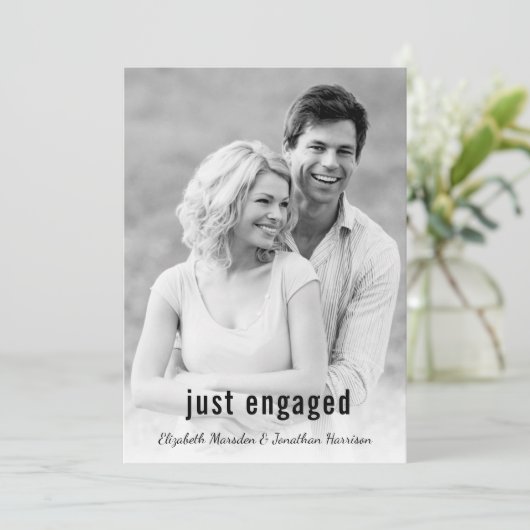 モダンなミニマリストのちょうど婚約したな写真のパーティー 招待状 (スタンド正面)