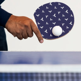 モダンなミニマリストの濃紺の空を舞う白い鳥 卓球ラケット