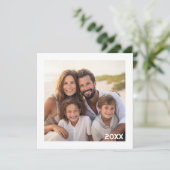 モダンなミニマルデザインのホワイトボーダー付3枚写真カード シーズンカード (スタンド正面)