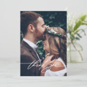モダンなミニマル手書きスクリプト 2枚の写真の結婚式 サンキューカード (スタンド正面)