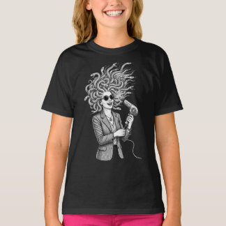 モダンなメデューサのドライヤー使用 楽しい神話のイラスト Tシャツ