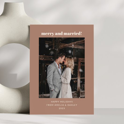 モダンなモカブラウンの楽しいクリスマス結婚写真 シーズンカード