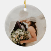 モダンなモノグラムの結婚式の明るい鮮やかなピンクと赤 セラミックオーナメント (裏面)
