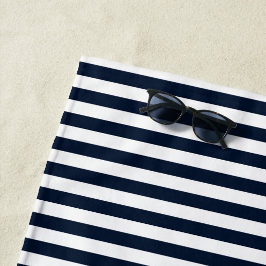 モダンなモノグラムの航海のな海軍および白いストライプの ビーチタオル (インサイチュ)