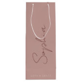 モダンなモノグラム手書きスクリプト ダスティ ローズ ワインギフトバッグ (裏面)