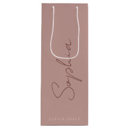 モダンなモノグラム手書きスクリプト ダスティ ローズ ワインギフトバッグ