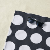 モダンなモノグラム ネイビーブルーとホワイトのポルカドット ビーチタオル (インサイチュ)