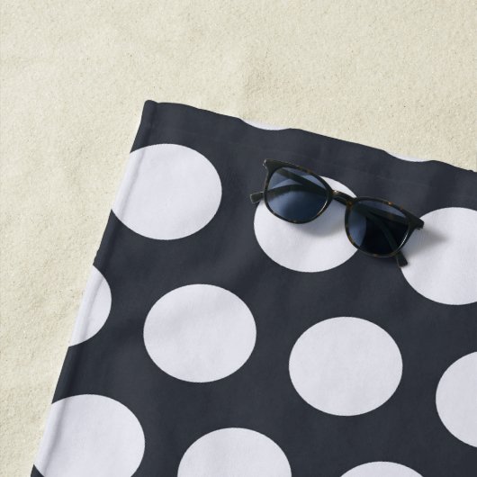 モダンなモノグラム ネイビーブルーとホワイトの水玉 ビーチタオル (インサイチュ)