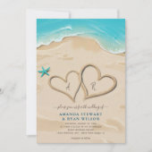 モダンなモノグラム ハーツ・イン・ザ・サンド ウェディング 招待状 (正面)