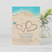 モダンなモノグラム ハーツ・イン・ザ・サンド ウェディング 招待状 (スタンド正面)