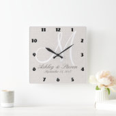 モダンなモノグラム|ベージュ色 スクエア壁時計 (ホーム)