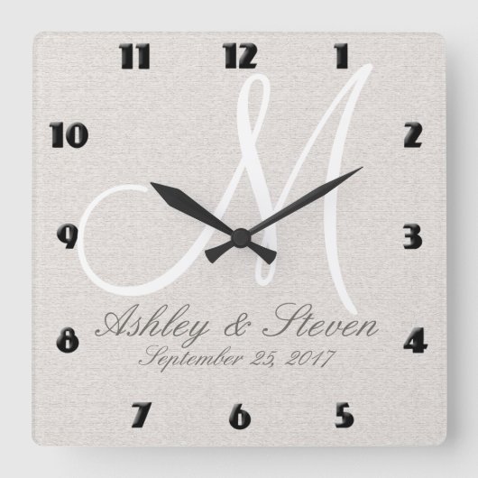 モダンなモノグラム|ベージュ色 スクエア壁時計 (正面)