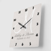 モダンなモノグラム|ベージュ色 スクエア壁時計 (傾斜)