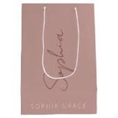 モダンなモノグラム 手書きスクリプト ダスティ ローズ ミディアムペーパーバッグ (裏面)