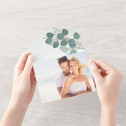 モダンなユーカリのエレガントなリラックスした葉の写真 オールインワン招待状 (開いている状態)