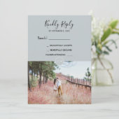 モダンなラスティックスタイルのイニシャル写真付出欠返信ウェディングカード 招待状 (スタンド正面)