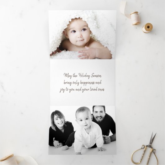 モダンなルスティック ダークウッド スクリプト ホリデー 2 フォト 三つ折りクリスマスカード (内部)