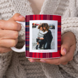 モダンなレッドチェックのレトロモノグラム写真クリスマス コーヒーマグカップ
