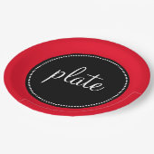 モダンなレトロのパーソナライズでカスタムな赤くおよび黒い ペーパープレート (アングル)