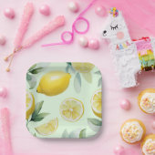 モダンなレモンイエローの花のスクリプト ブライダルシャワー ペーパープレート (パーティー)