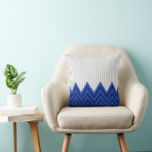 モダンなロイヤルブルーのシェブロンの灰色のストライプパターン クッション (椅子)