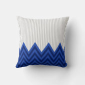 モダンなロイヤルブルーのシェブロンの灰色のストライプパターン クッション (裏面)