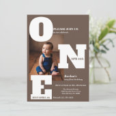 モダンなワンの誕生日写真 モカブラウン 招待状 (スタンド正面)