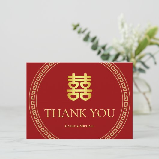 モダンな中国の結婚式用のイニシャル赤枠 サンキューカード (スタンド正面)