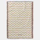モダンな中立金ゴールドおよび白いシェブロンパターン スローブランケット (正面縦)