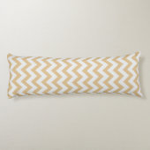 モダンな中立金ゴールドおよび白いシェブロンパターン ボディピロー (裏面)