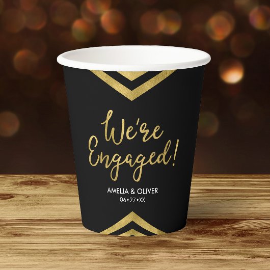 モダンな偽の金のシェブロンデザインのエンゲージメントカップル 紙コップ