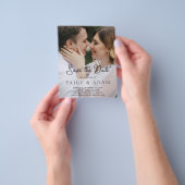 モダンな写真エディトリアル結婚式の事前案内状 チラシ (手)