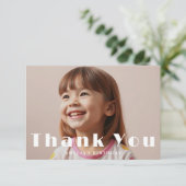 モダンな写真オーバーレイ 太文字 タイポグラフィ キッズ誕生日 サンキューカード (スタンド正面)