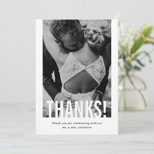 モダンな切り抜きオーバーレイ縦写真ウェディング サンキューカード (スタンド正面)
