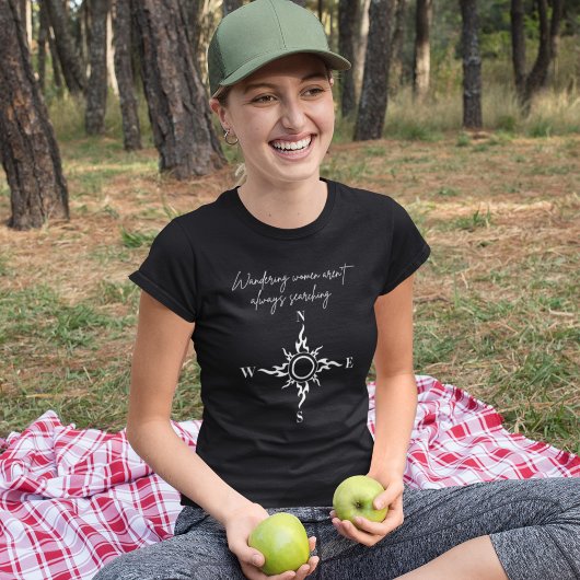 モダンな動機を与えるさまよえる女性のコンパス Tシャツ