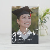 モダンな卒業おめでとうカード トレンディーな手書きフォント 案内状 (スタンド正面)
