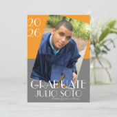 モダンな卒業タイポグラフィ 2026 フォト 招待状 (スタンド正面)