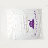 モダンな卒業式のフェイクストリーマー パープルバックドロップ タペストリー (正面(横))