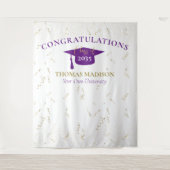 モダンな卒業式のフェイクストリーマー パープルバックドロップ タペストリー (正面)