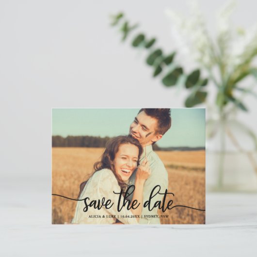 モダンな原稿のタイポグラフィの写真の保存日付 案内ポストカード (スタンド正面)