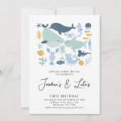 モダンな双子の写真 海の生き物 男の子 1歳の誕生日 招待状 (正面)