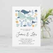 モダンな双子の写真 海の生き物 男の子 1歳の誕生日 招待状 (スタンド正面)