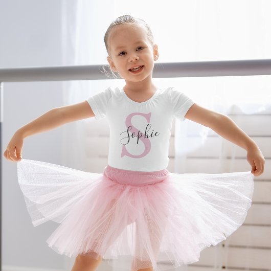 モダンな名前のイニシャル ピンク ベビーTシャツ