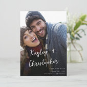 モダンな名前の写真 縦 シックなデザインのSave the Date 招待状 (スタンド正面)