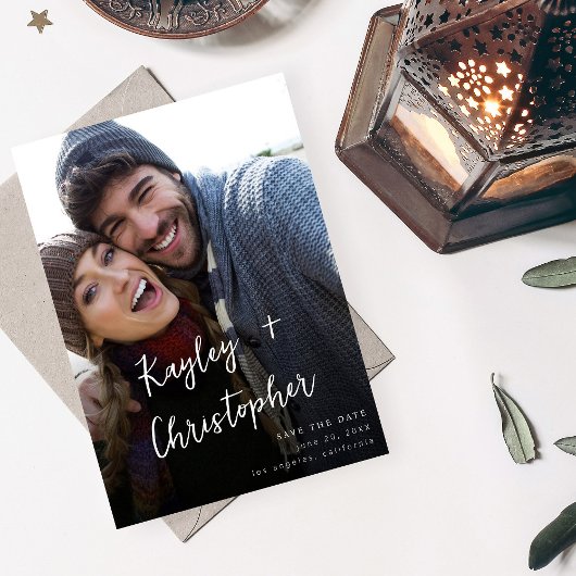 モダンな名前の写真 縦 シックなデザインのSave the Date 招待状