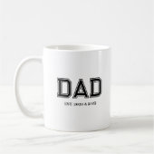 モダンな大学風タイポグラフィで「Dad Established」 コーヒーマグカップ (左)